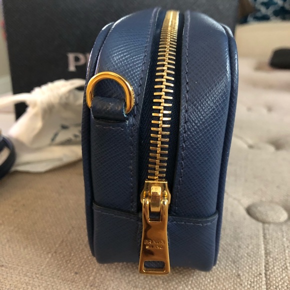 ** SOLD **PRADA
Saffiano leather crossbodyLike new - Picture 4 of 8